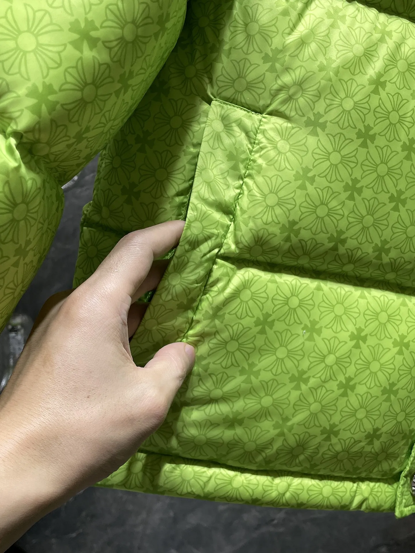 P676 Chrome Hearts ❄️Winter Down Jacket Series❄️ Chrome Hearts Dark Pattern Series Fluorescent Green Down Jacket is on sale at the counter at the same time❤ The best Guangzhou Inspection and National Standard 90 down jacket on the market! ! The world’s highest fluffiness of 900D! ! High standard and sufficient down filling! ! Exterior windproof and waterproof dark pattern custom fabric, interior high-grade dark pattern lining fabric to prevent lint, original hardware molding, exquisite craftsmanship details, can be casual or formal ✨ Slim fit and not bloated Recommended color: Customized dark pattern fluorescent green series Code number: S, M, L, XL